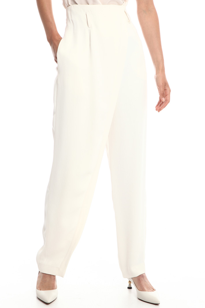 Fluid carrot trousers
Intrend Fluid carrot trousers
Intrend