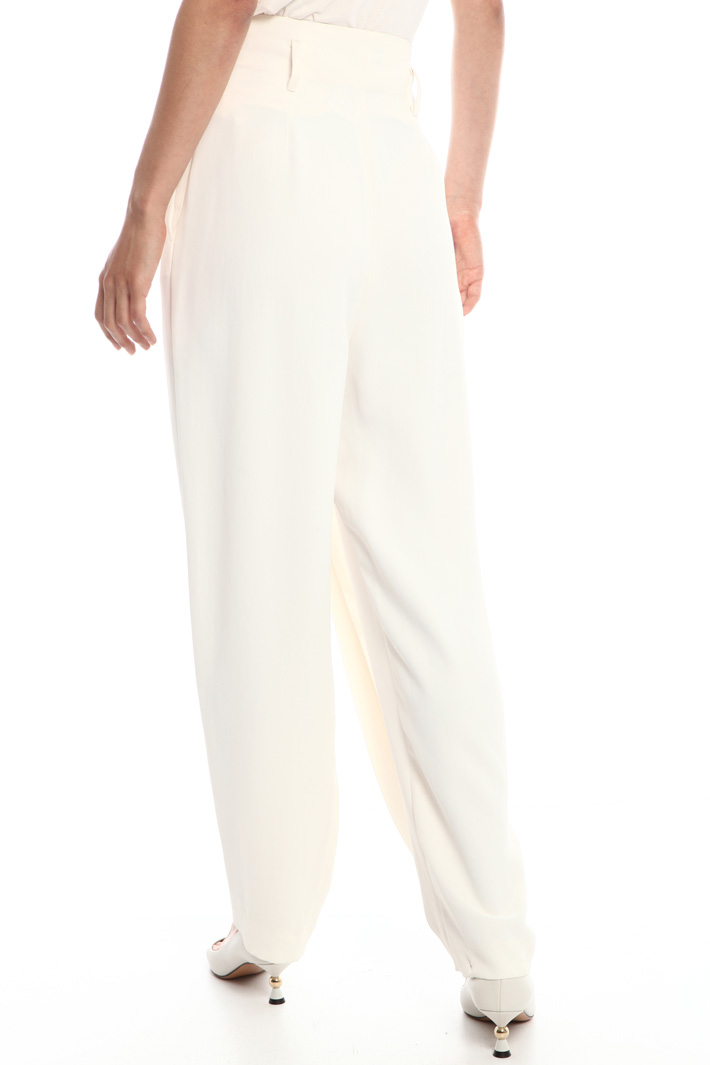 Fluid carrot trousers
Intrend Fluid carrot trousers
Intrend