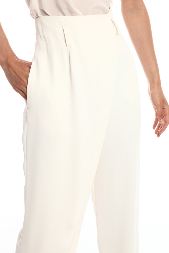 Fluid carrot trousers
Intrend Fluid carrot trousers
Intrend