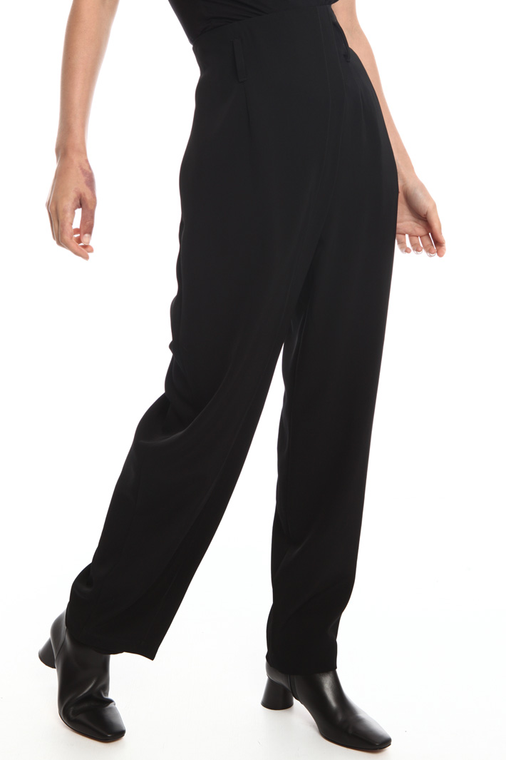 Fluid carrot trousers
Intrend Fluid carrot trousers
Intrend