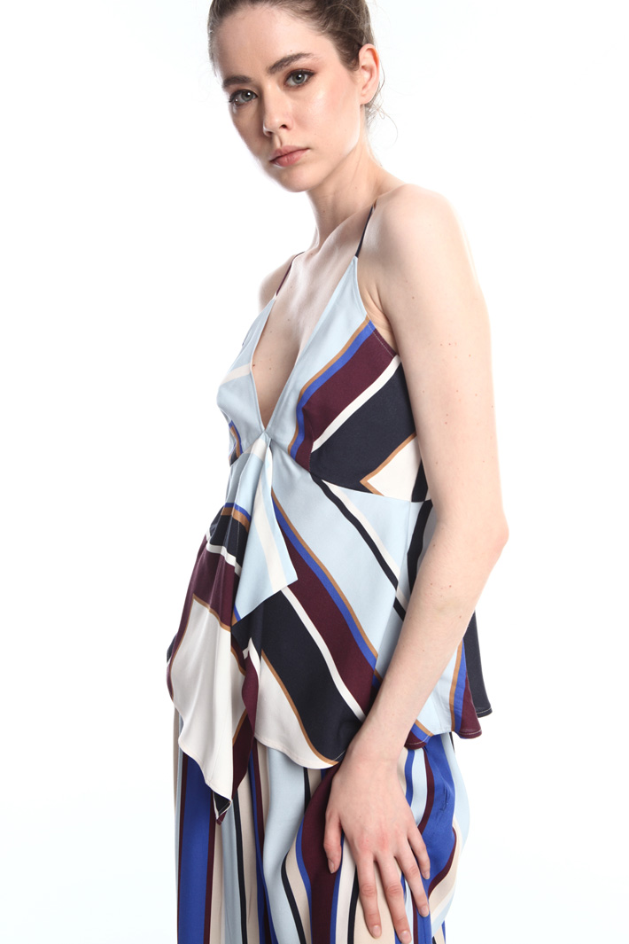 V-neck top with ruffle detail
Intrend V-neck top with ruffle detail
Intrend