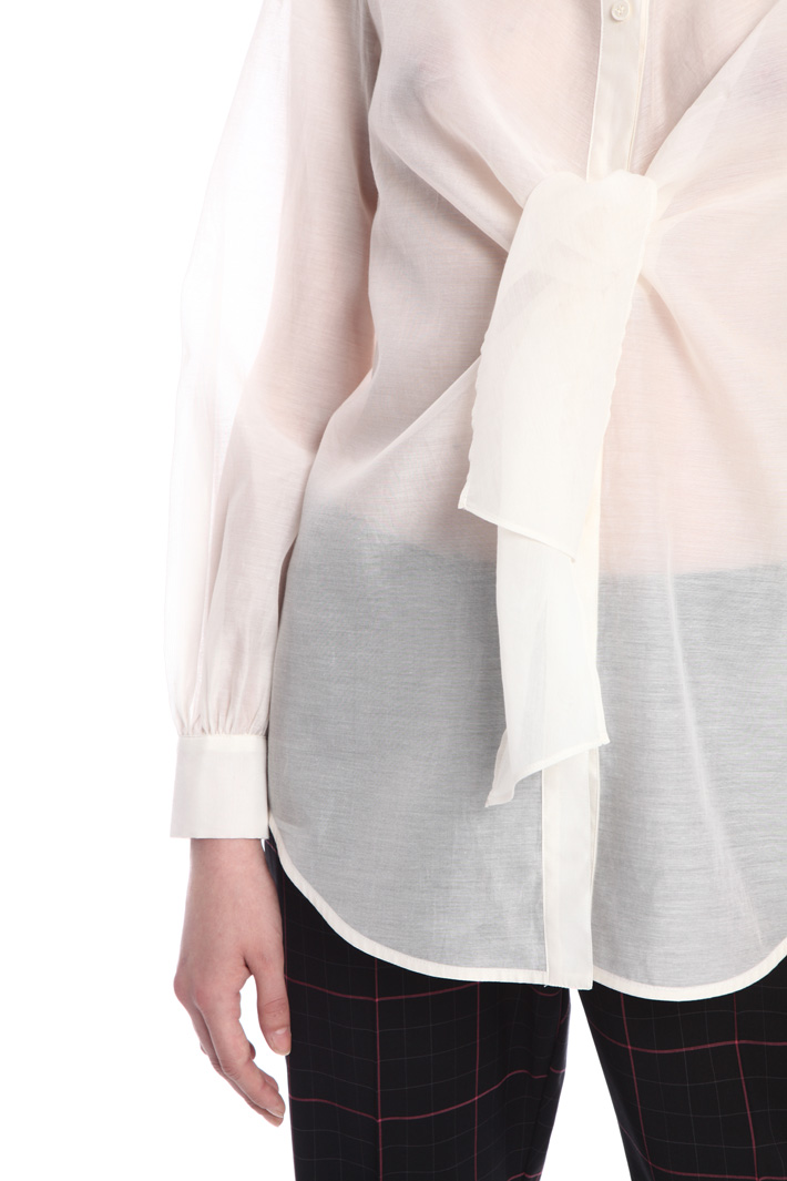 Organza shirt with bow
Intrend Organza shirt with bow
Intrend