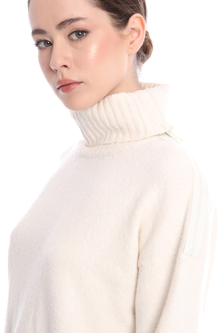 Bouclé sweater with zip detail Intrend Bouclé sweater with zip detail Intrend