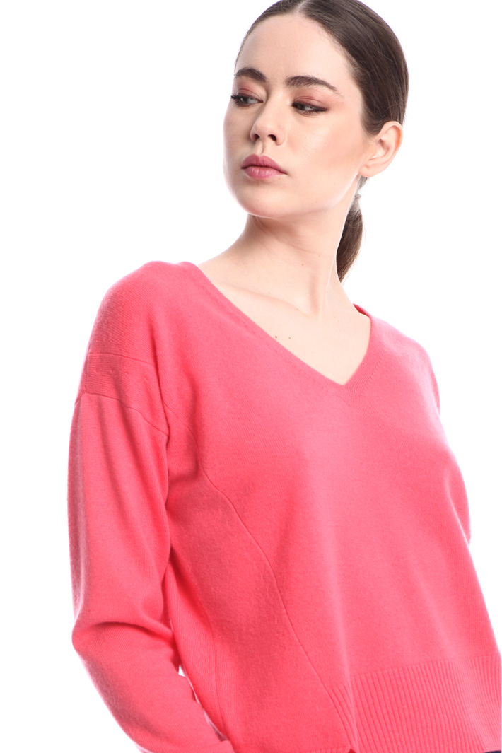V-neck wool-cashmere sweater
Intrend V-neck wool-cashmere sweater
Intrend