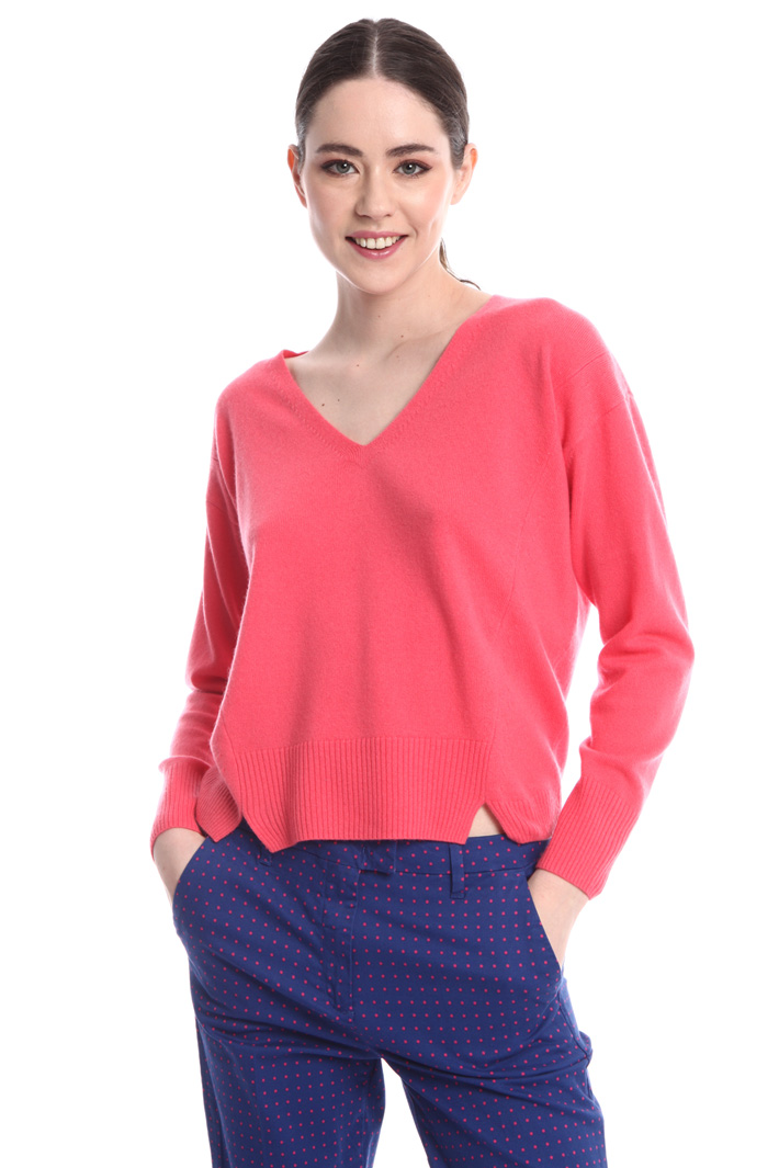 V-neck wool-cashmere sweater
Intrend V-neck wool-cashmere sweater
Intrend