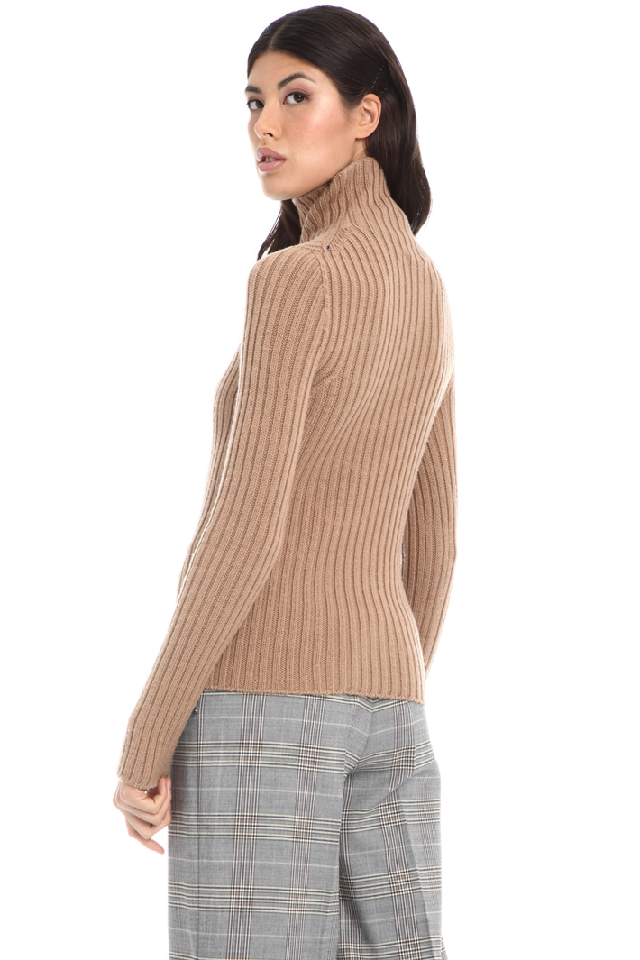Ribbed turtleneck sweater Intrend Ribbed turtleneck sweater Intrend