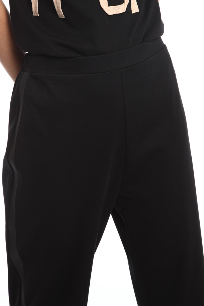 Cotton jersey trousers
Intrend Cotton jersey trousers
Intrend