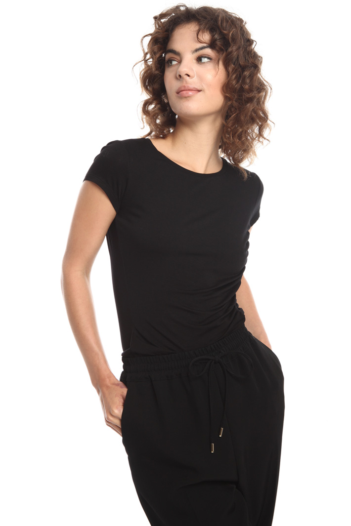 Fitted T-shirt in viscose Intrend Fitted T-shirt in viscose Intrend