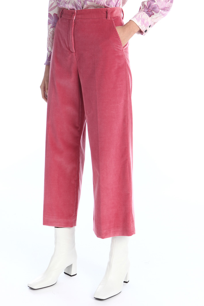 Cropped trousers in velvet Intrend Cropped trousers in velvet Intrend