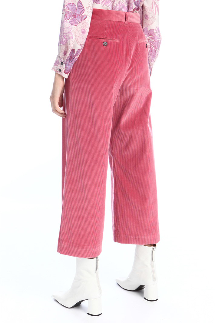 Cropped trousers in velvet Intrend Cropped trousers in velvet Intrend
