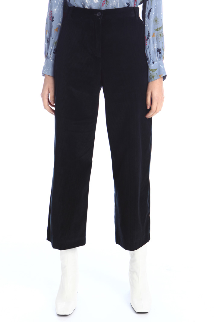 Cropped trousers in velvet Intrend Cropped trousers in velvet Intrend