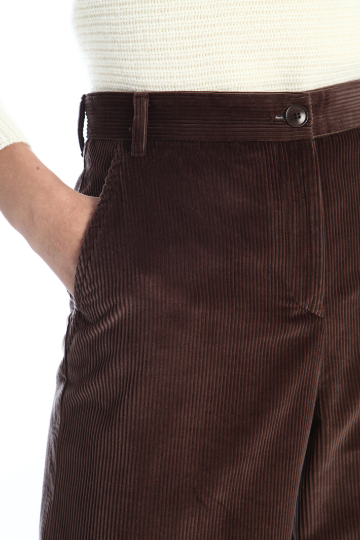 Cropped trousers in velvet Intrend Cropped trousers in velvet Intrend