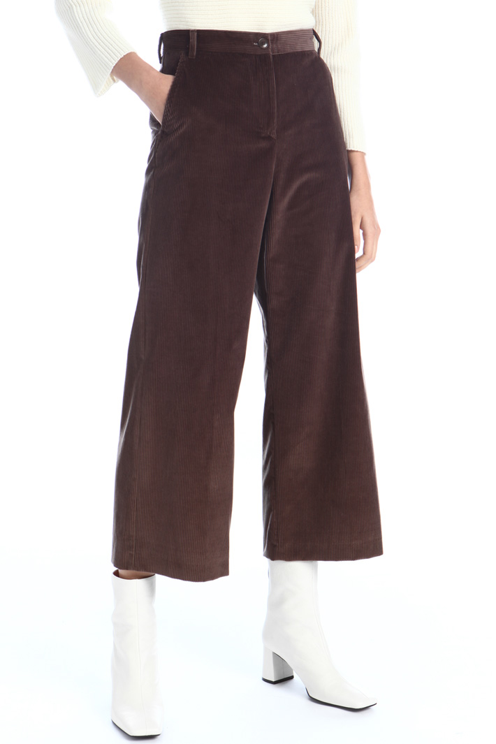 Cropped trousers in velvet Intrend Cropped trousers in velvet Intrend