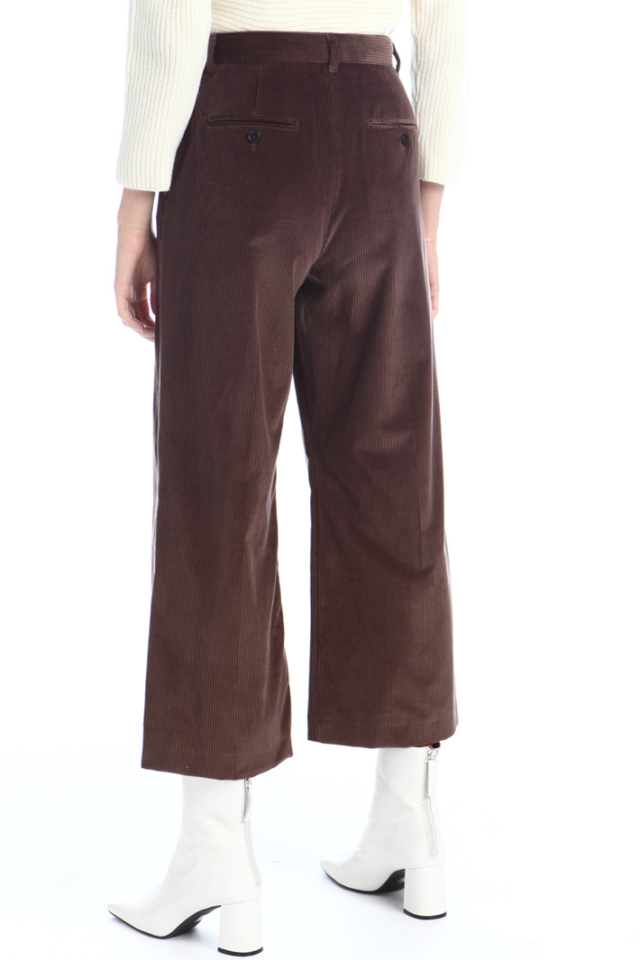 Cropped trousers in velvet Intrend Cropped trousers in velvet Intrend