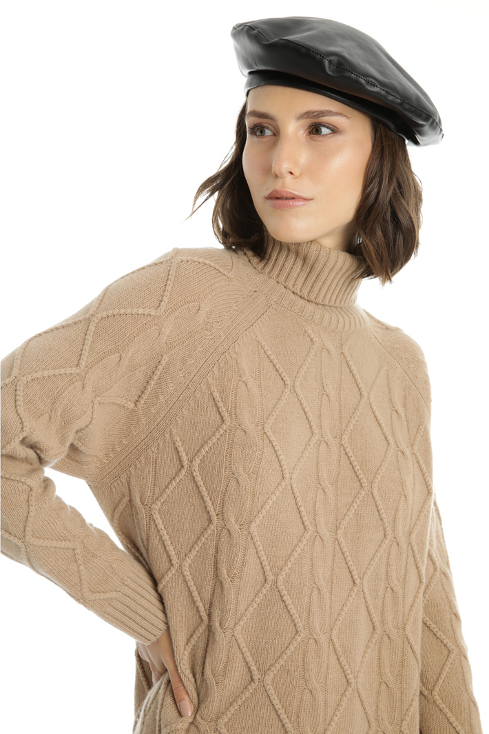 Faux leather beret Intrend Faux leather beret Intrend