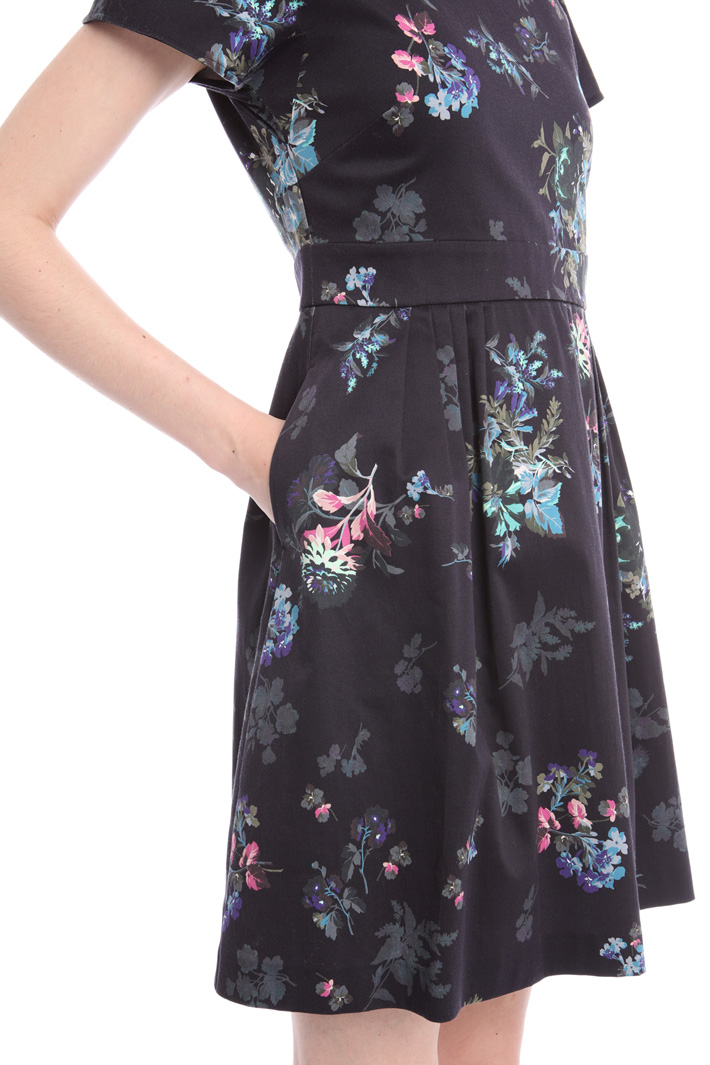 Cotton-satin corolla dress
Intrend Cotton-satin corolla dress
Intrend