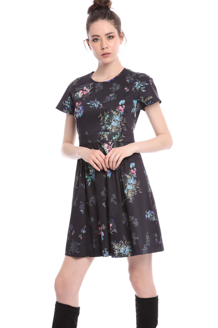 Cotton-satin corolla dress
Intrend Cotton-satin corolla dress
Intrend