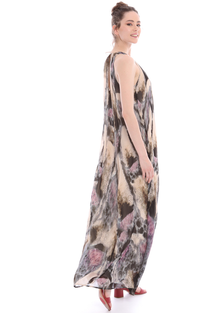 Maxi dress with fancy print
Intrend Maxi dress with fancy print
Intrend
