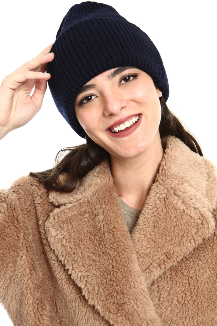 Wool blend beanie hat Intrend Wool blend beanie hat Intrend