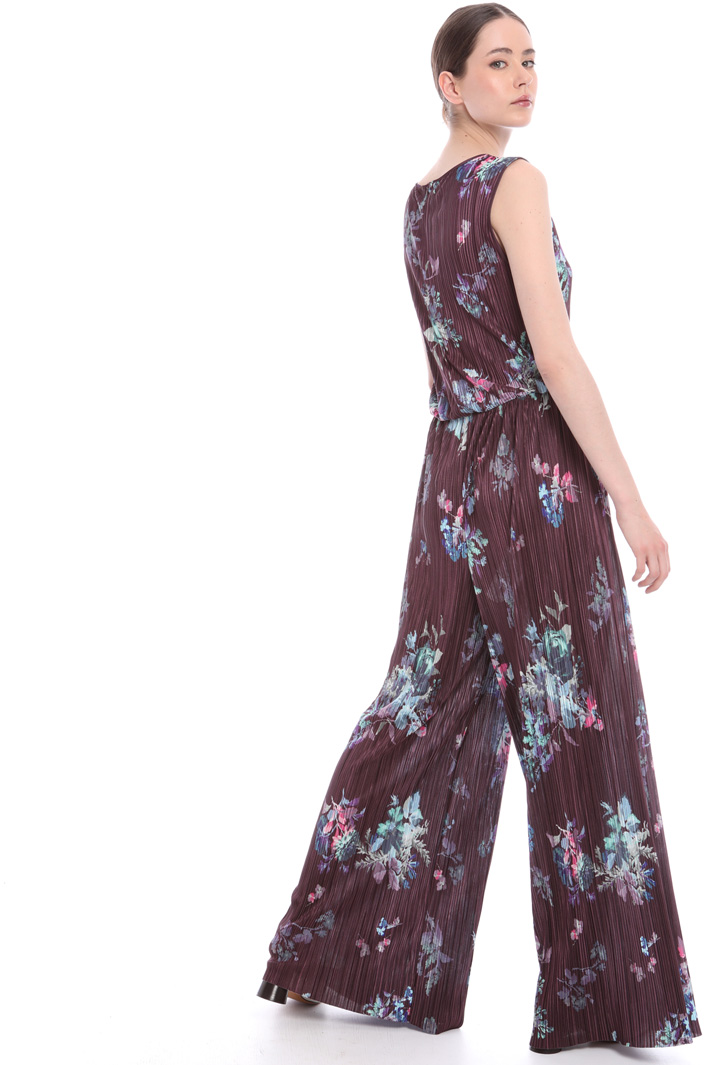 Micro-pleated jersey jumpsuit
Intrend Micro-pleated jersey jumpsuit
Intrend