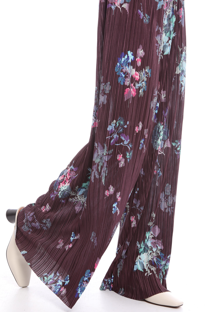 Micro-pleated jersey jumpsuit
Intrend Micro-pleated jersey jumpsuit
Intrend