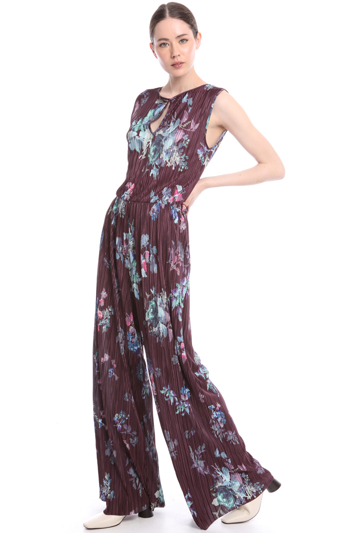 Micro-pleated jersey jumpsuit
Intrend Micro-pleated jersey jumpsuit
Intrend