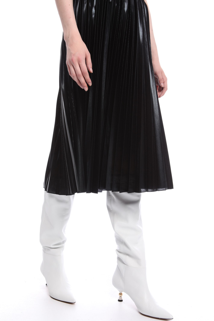 Metallic pleated midi-skirt
Intrend Metallic pleated midi-skirt
Intrend