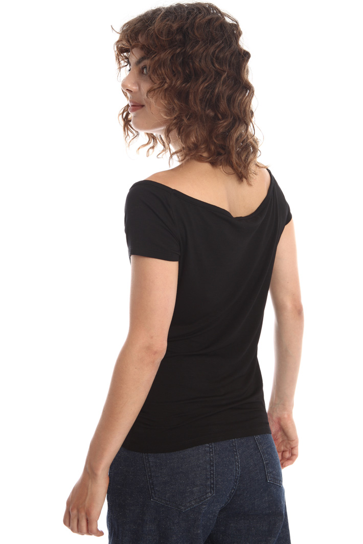 Wide V-neck T-shirt
Intrend Wide V-neck T-shirt
Intrend
