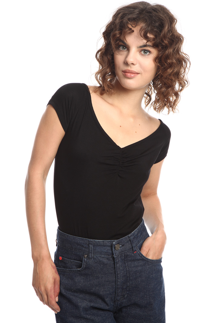 Wide V-neck T-shirt
Intrend Wide V-neck T-shirt
Intrend