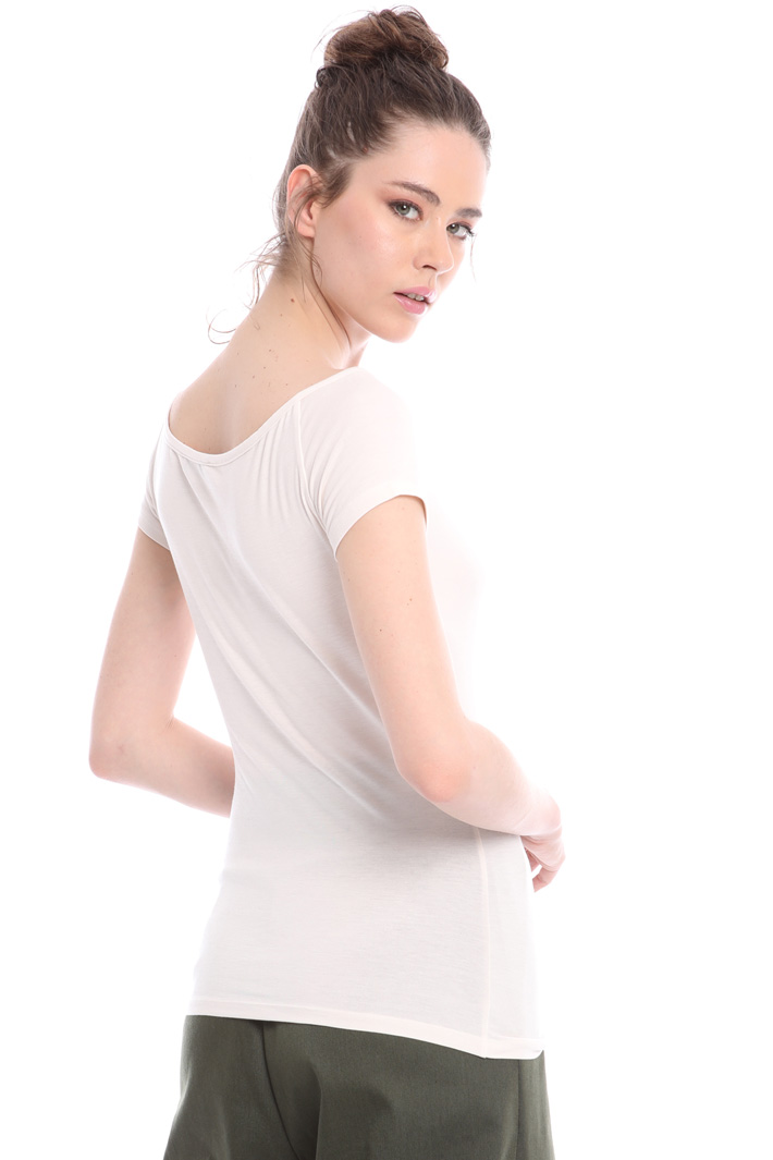 Wide V-neck T-shirt
Intrend Wide V-neck T-shirt
Intrend