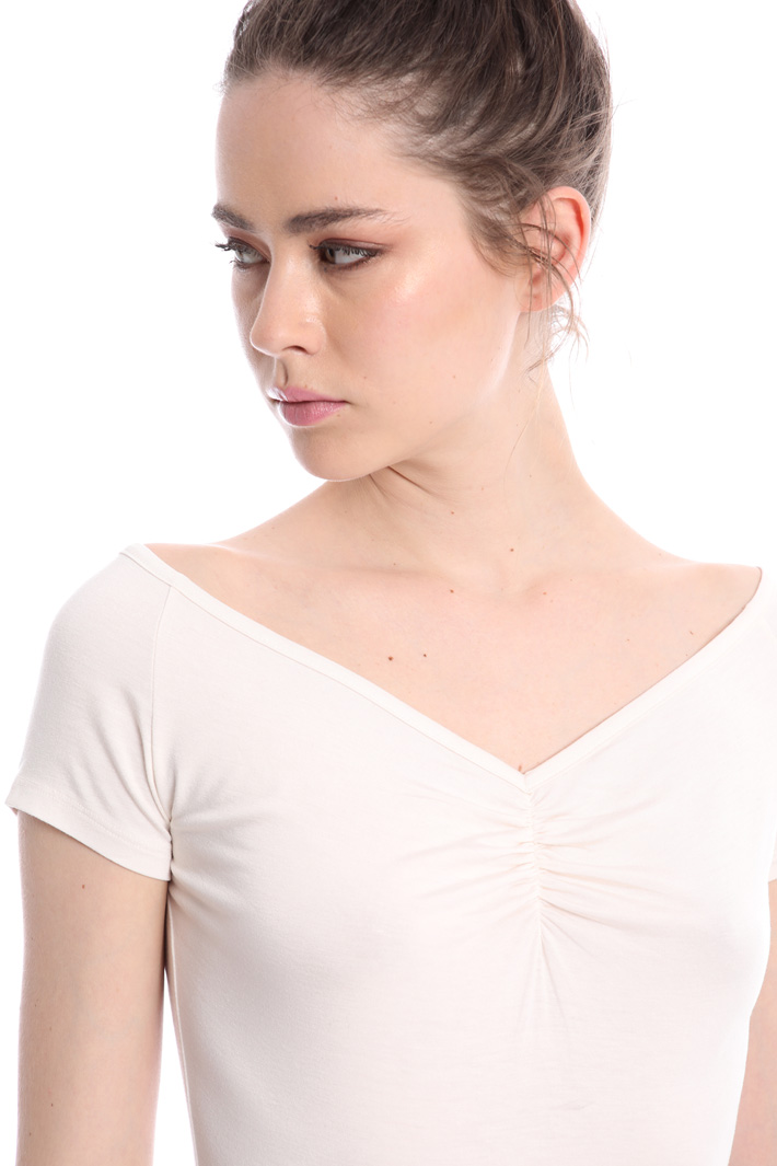 Wide V-neck T-shirt
Intrend Wide V-neck T-shirt
Intrend
