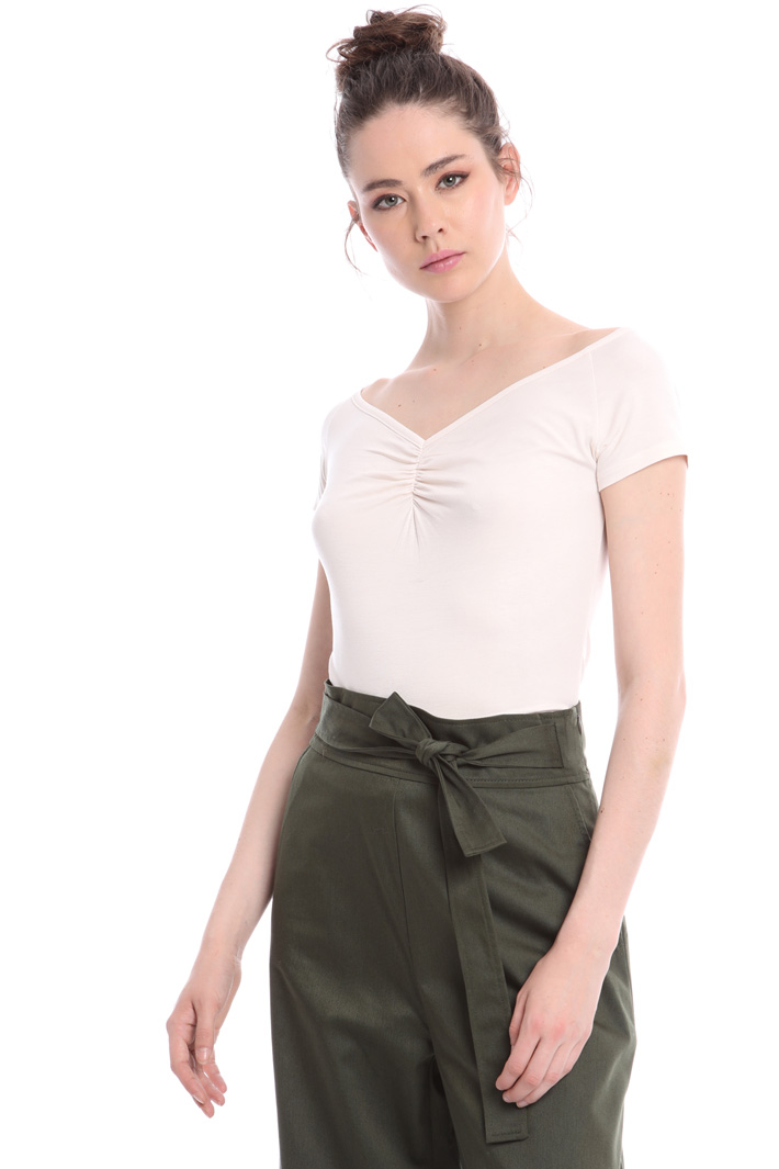 Wide V-neck T-shirt
Intrend Wide V-neck T-shirt
Intrend