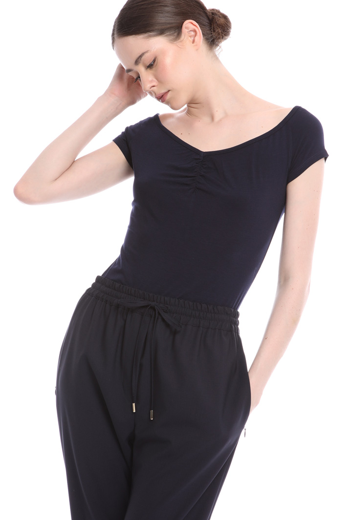 Wide V-neck T-shirt
Intrend Wide V-neck T-shirt
Intrend