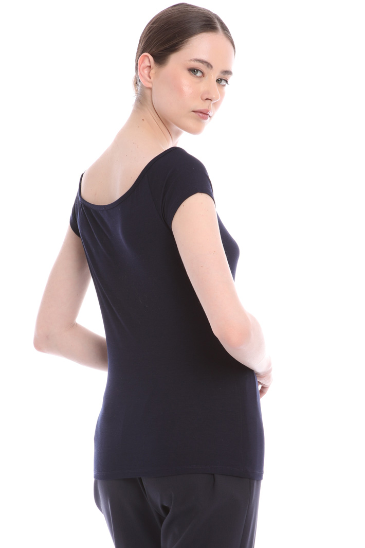 Wide V-neck T-shirt
Intrend Wide V-neck T-shirt
Intrend