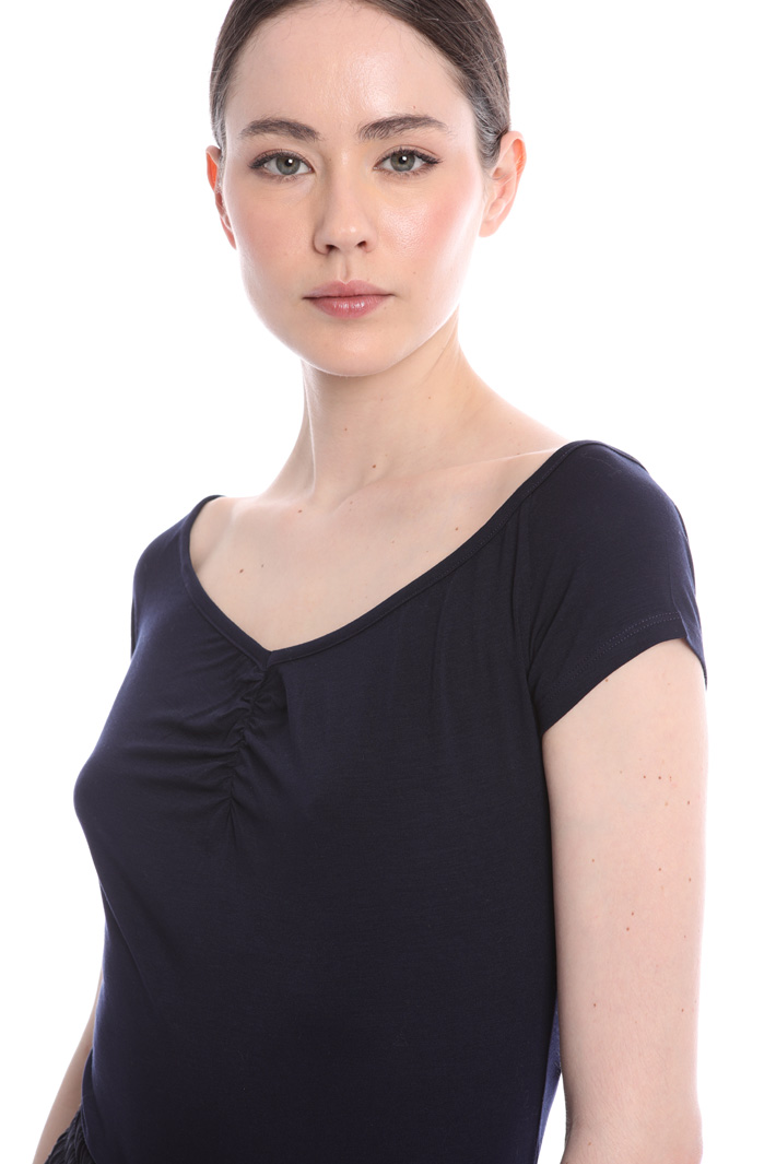 Wide V-neck T-shirt
Intrend Wide V-neck T-shirt
Intrend