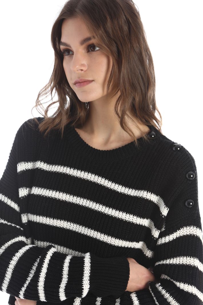 Loose cotton sweater, black white Intrend