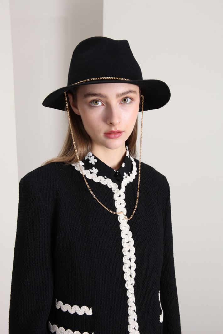 Chain-detailed hat Intrend