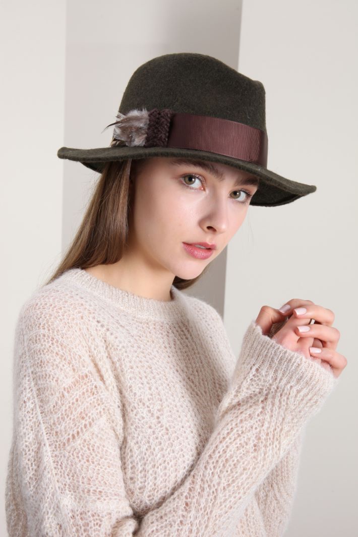 Feather-detailed hat Intrend