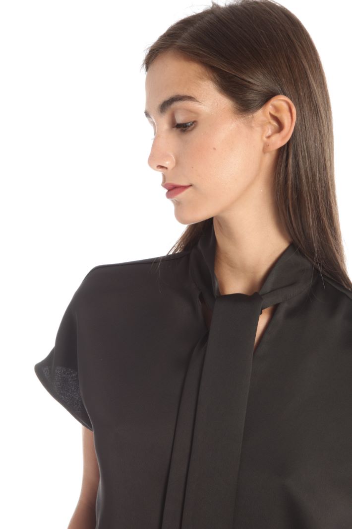 Blusa con cuello con fular Intrend