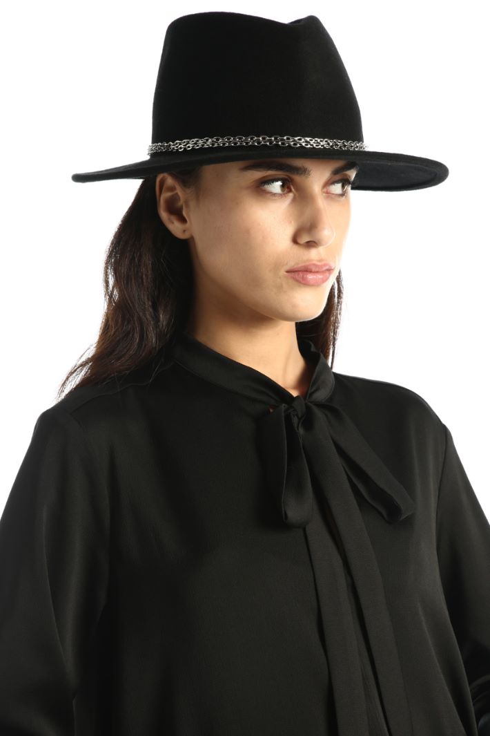 Hat with chain detail Intrend - 2