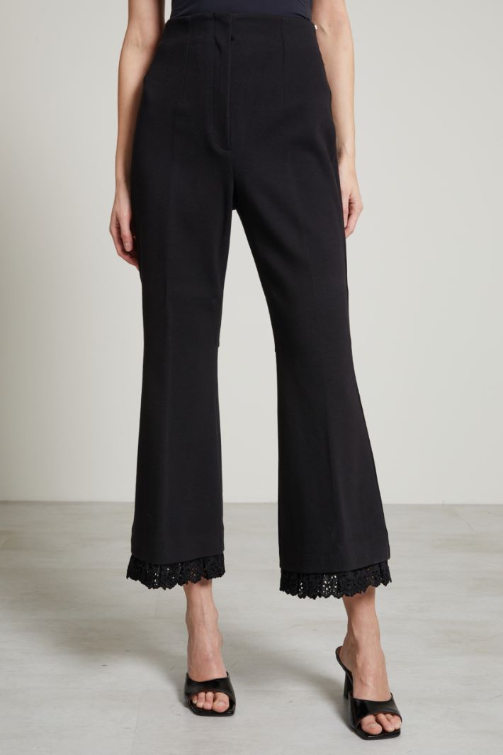 Pantalone con dettaglio in sangallo