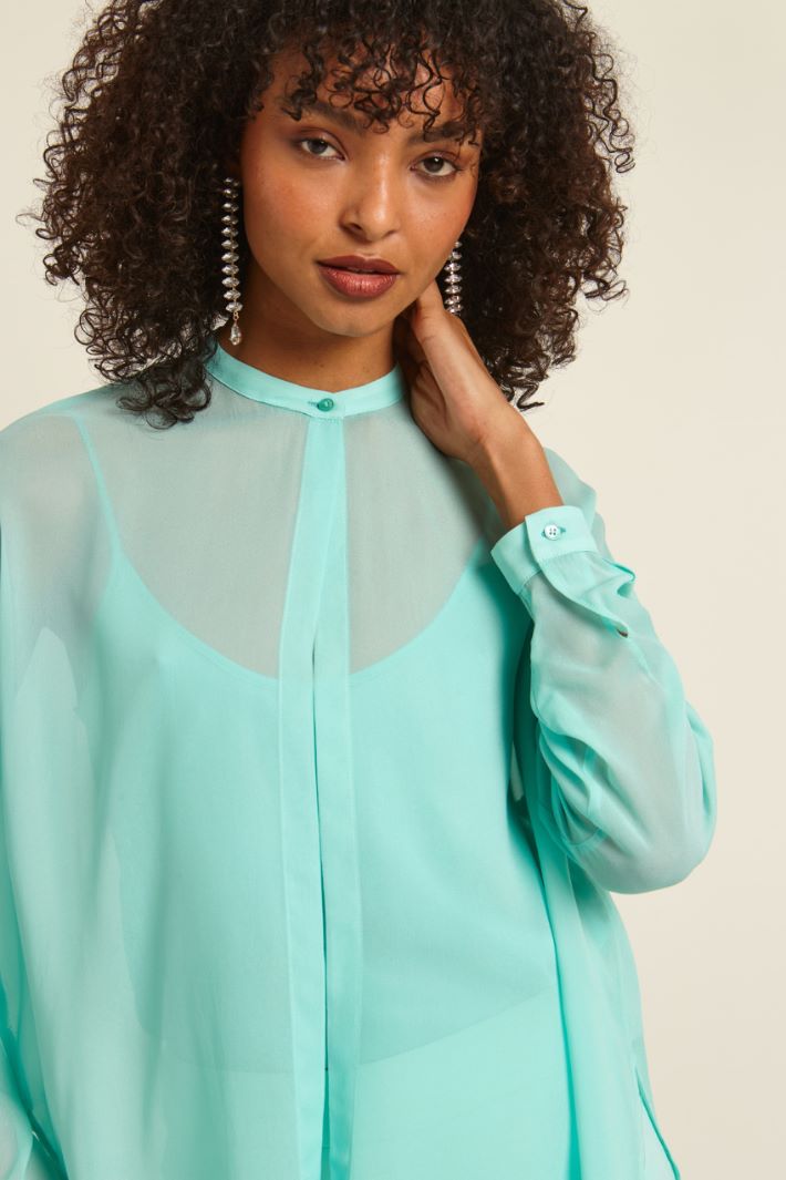 Blusa con spacchi laterali