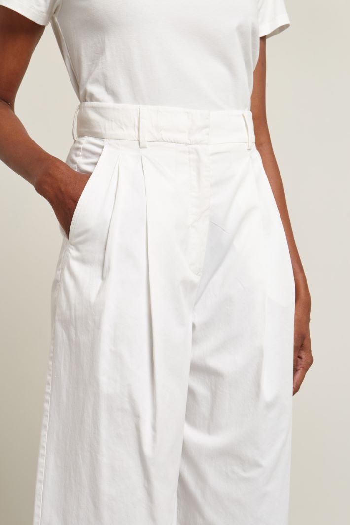 Pantaloni ampi con pinces
