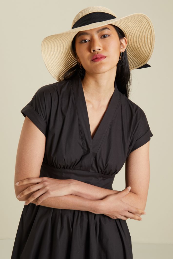 Bow-detailed hat Intrend