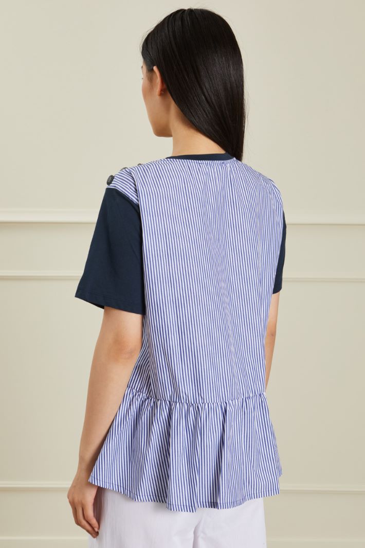 T-shirt with patterned buttons Intrend