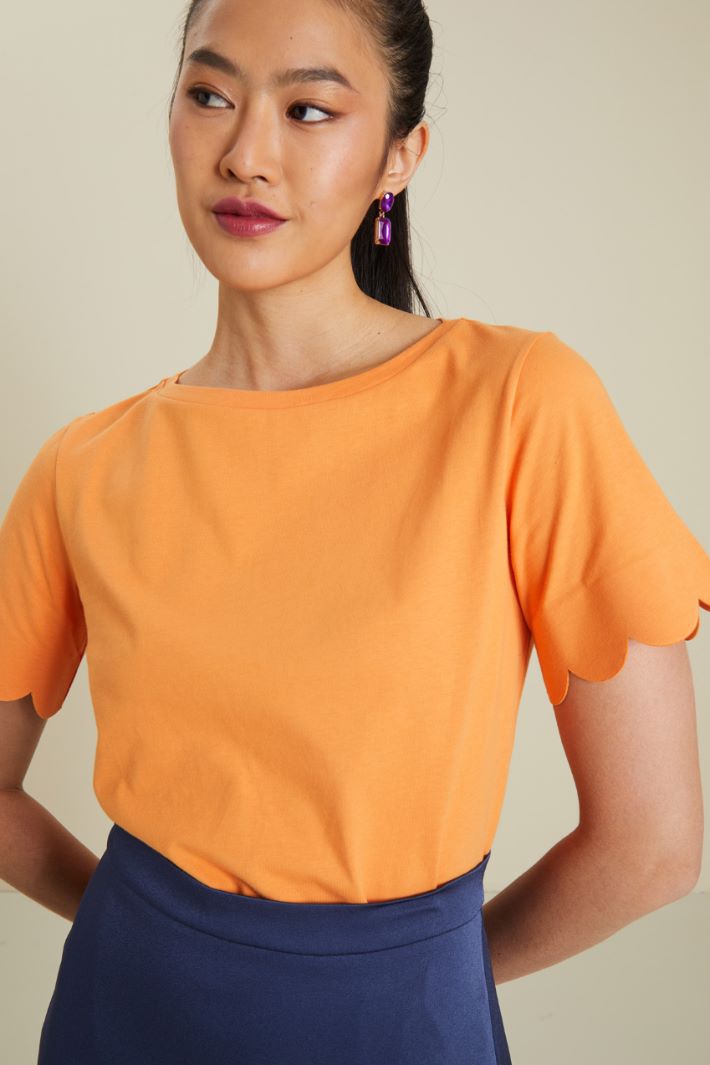 Scalloped hem T-shirt Intrend