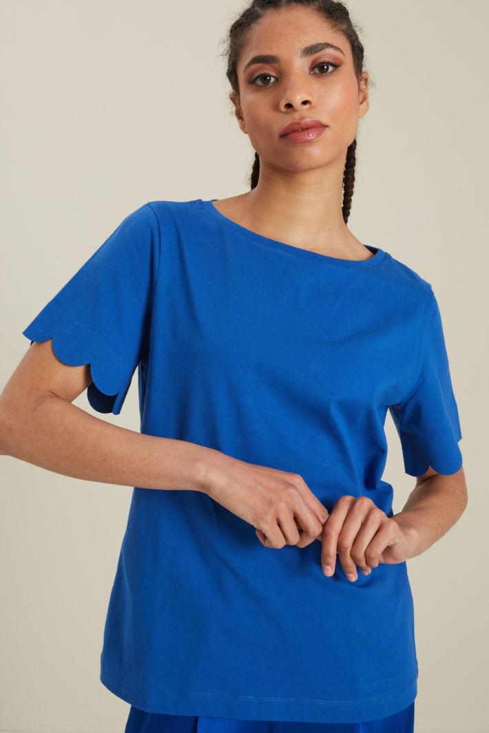 Scalloped hem T-shirt Intrend