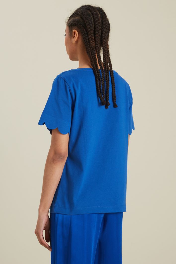 Scalloped hem T-shirt Intrend