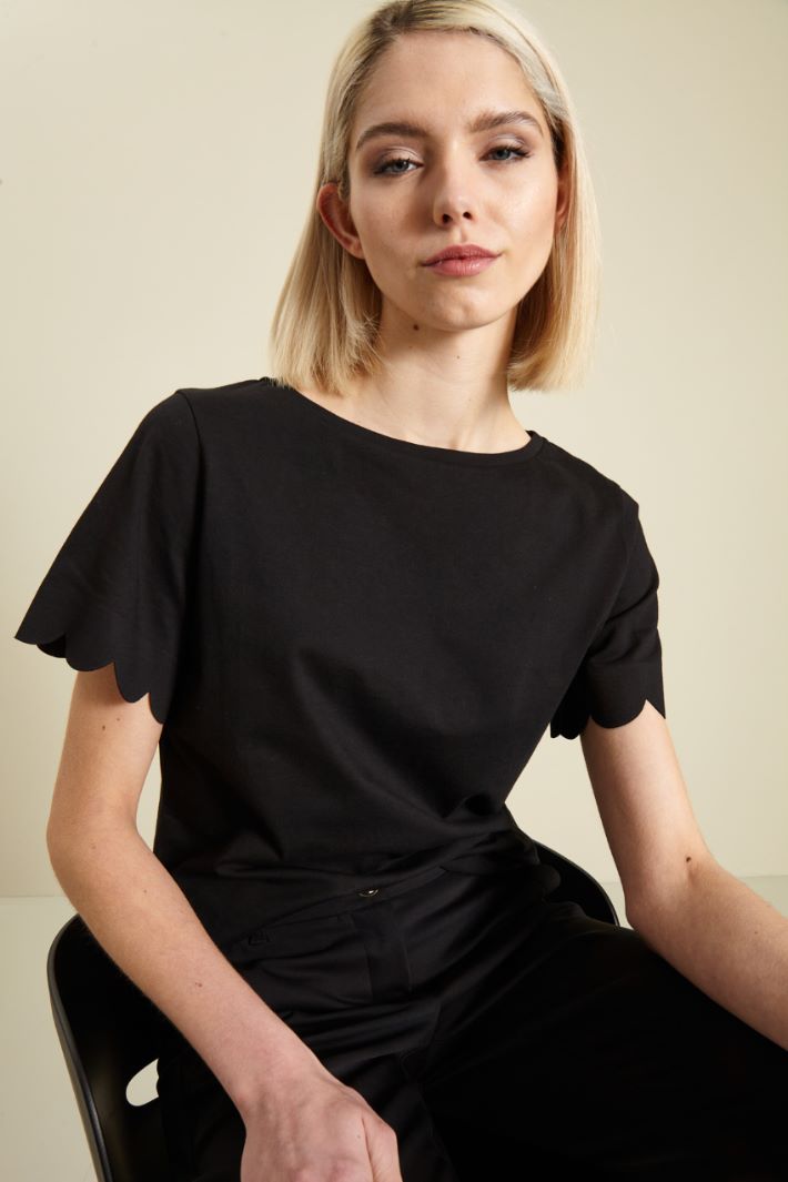 Scalloped hem T-shirt Intrend