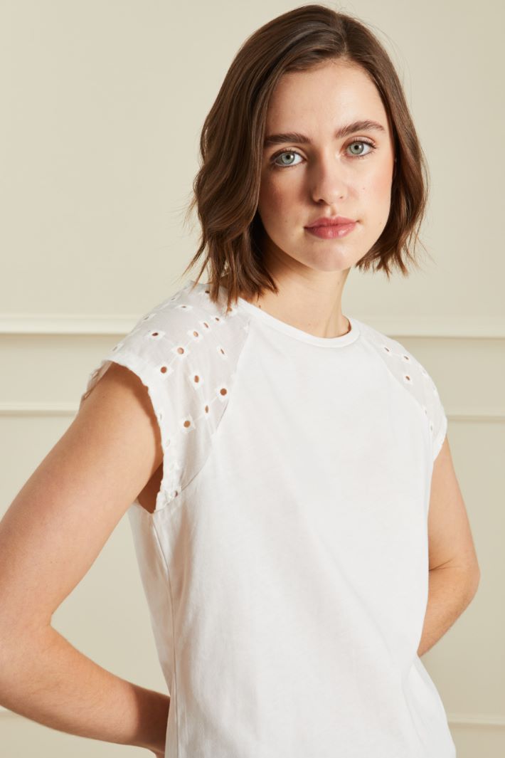 Jersey and broderie anglaise T-shirt Intrend